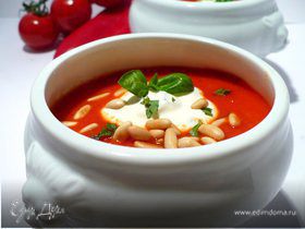 Согревающий суп из запеченного сладкого перца с томатами, сметанным базиликом и кедровыми орешками