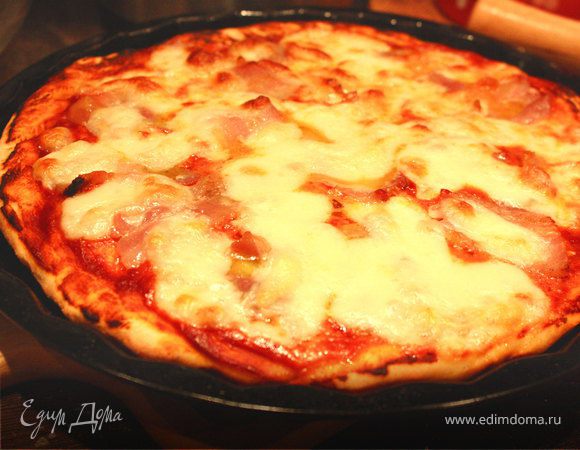 Пицца с томатами и моцареллой