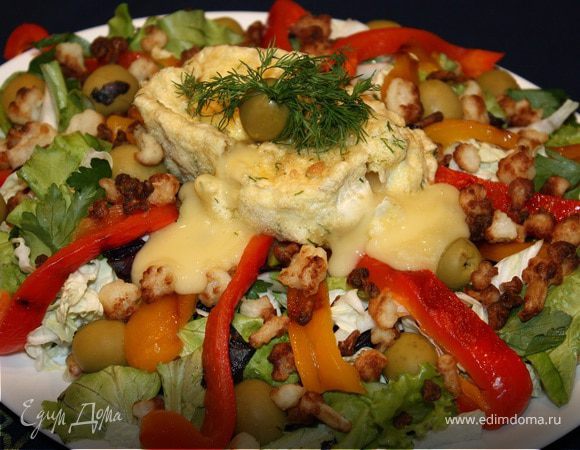 Французский салат с мясом, свежими овощами и жареной картошкой