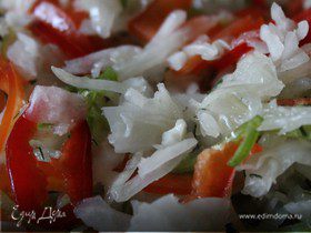 Зимний салат из квашеной капусты с болгарским перцем
