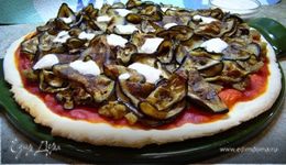 Пицца с томатным соусом и баклажанами
