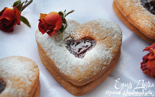 Рецепт Розовое двухслойное печенье с клубничным джемом