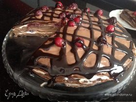 Блинный шоколадный торт с клюквой и ежевикой