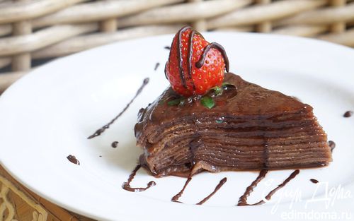 Рецепт Блинный торт с шоколадом и клубничным джемом