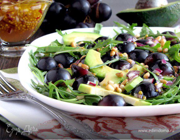 1. Салат с виноградом, авокадо и огурцом