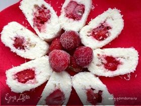 Творожный десерт-рулет с клубникой и миндалем