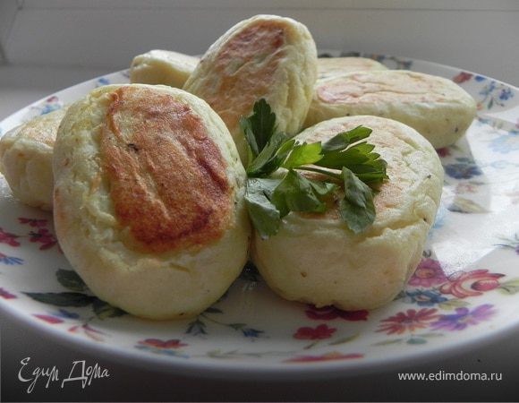 Картофельно-творожные пирожки с зеленью и яйцом