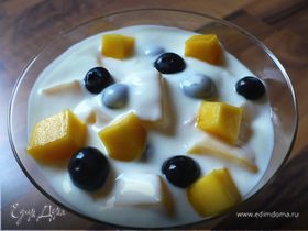 Ванильный йогурт с манго и черникой