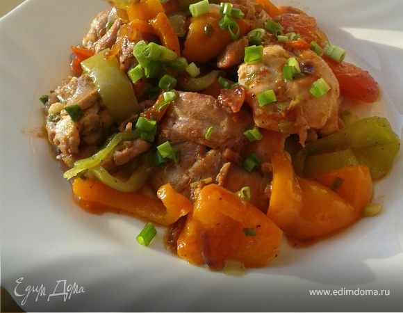 Куриные бёдра, запечённые в духовке с помидорами и сыром: рецепт - Лайфхакер