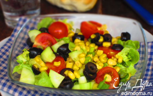 Рецепт Салат с помидорами черри, кукурузой и оливками