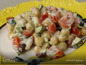 Салат из нута с оливками и помидорами черри