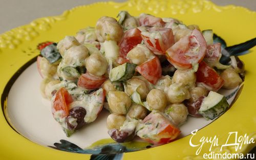 Рецепт Салат из нута с оливками и помидорами черри