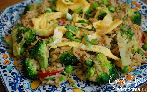 Рецепт Жареный рис с брокколи, копчеными колбасками и омлетом