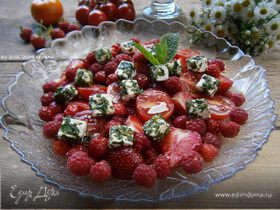 Летний ягодный салат с черри и брынзой