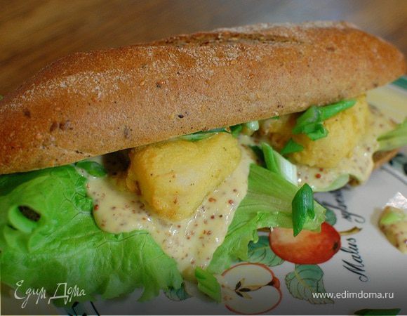 Сэндвич с рыбой в кляре и листьями салата