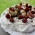 Торт «Павлова» с малиной и персиками
