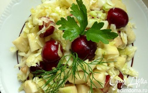 Рецепт Капустный салат с черешней и яблоком