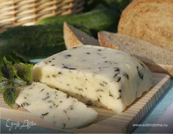 Домашний сыр с базиликом
