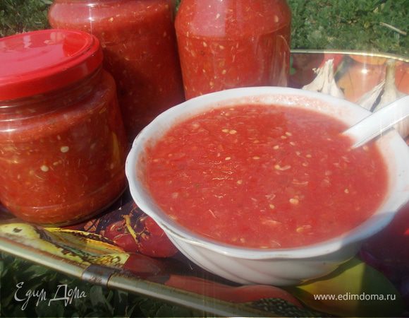 Домашняя аджика из помидоров без варки: в разы вкуснее магазинного кетчупа