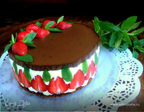 Шоколадный торт со сливочным кремом и клубникой - рецепт с фотографиями - Patee. Рецепты