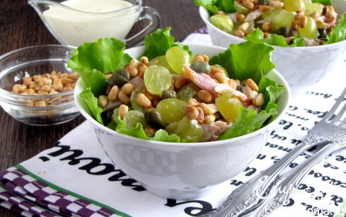 Рецепт Куриный салат с виноградом и кедровыми орешками