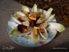 Салат с тыквой и свеклой на листьях цикория