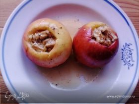Печеные яблоки с орехами и медом