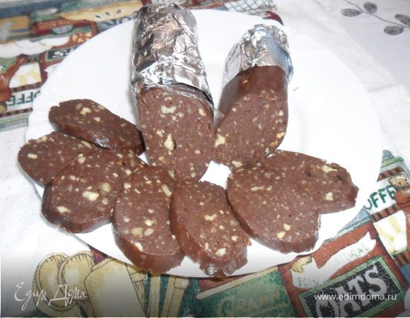 Шоколадная колбаса с орехами