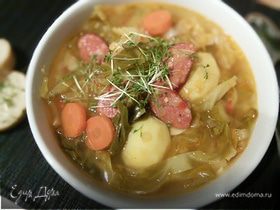 Суп с копчеными колбасками и зеленой капустой