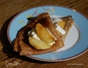 Гречневые блины с карамелизированными яблоками и медовым соусом