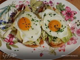 Жареные яйца на тостах с цикорием и анчоусами