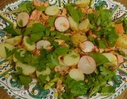 Салат с молодым картофелем, редисом и кижучем