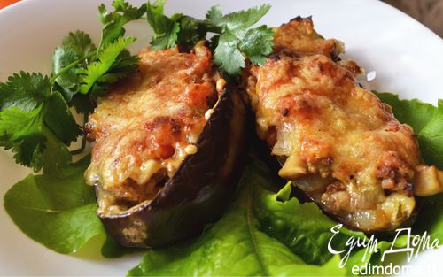 Рецепт Баклажанные лодочки, начиненные мясом и белыми грибами, под сырной шубкой.