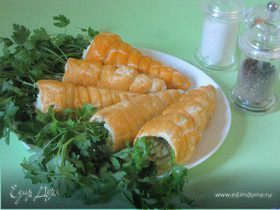 "Морковки" из слоеного теста с салатом