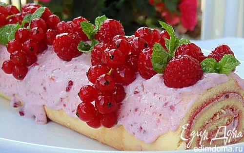 Рецепт Нежный рулет с брусничным кремом и маршмеллоу