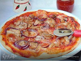 Пицца с тунцом и красным луком