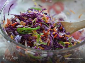 Салат с овощами и красной капустой