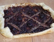 Открытый пирог с карамелизированным луком и анчоусами