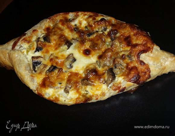 Пицца из слоеного теста с грибами, маринованными огурцами и томатами