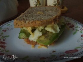 Бутерброд с яичницей-болтуньей и авокадо
