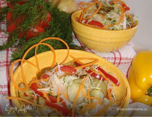 Легкий салат из капусты, болгарского перца, свежего огурца и уксуса