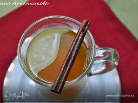Горячий яблочный напиток со специями и сливочным маслом