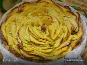 Яблочный пирог с марципаном