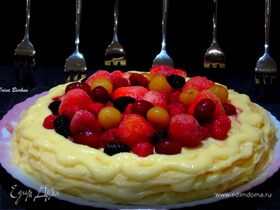 Блинный торт с заварным кремом и ягодами