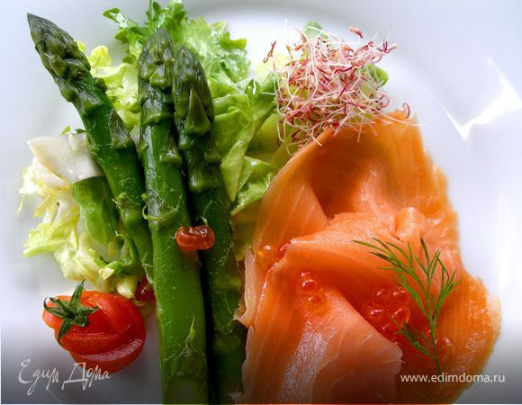 Салат со спаржей и лососем