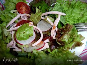 Зеленый салат с колбасой