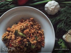 Жареный рис с овощами и курицей