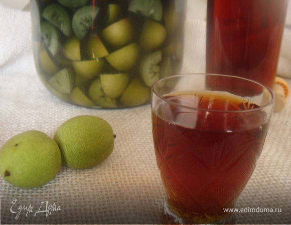 Настойка на зеленых грецких орехах: 2 простых рецепта