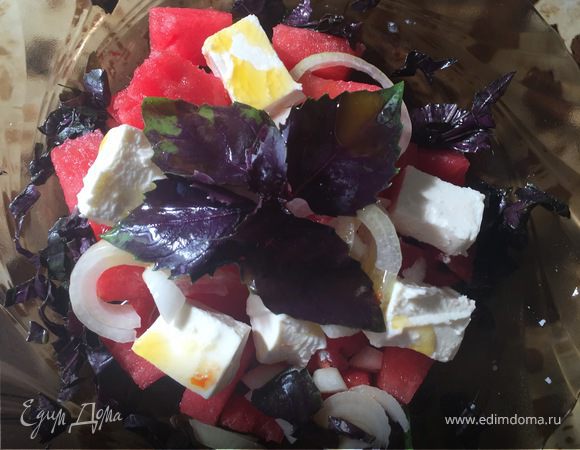 Салат с арбузом, сыром и базиликом