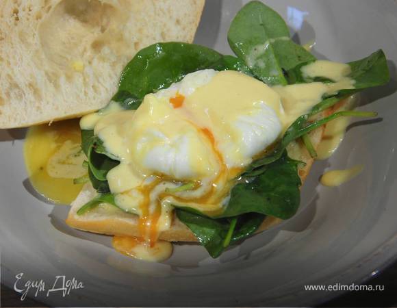 Бенедиктинские яйца с голландским соусом рецепт – Американская кухня: Завтраки. «Еда»